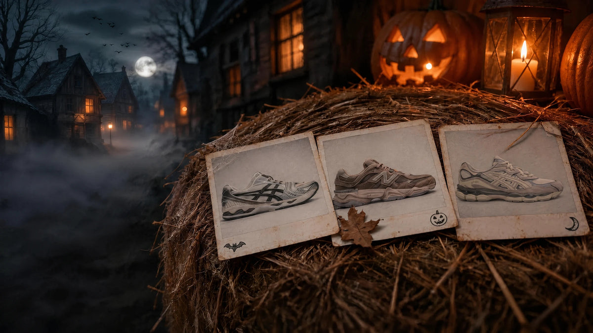 Drie polaroidfoto's van Asics- en New Balance-sneakers op een strobaal voor een spookdorp bij nacht