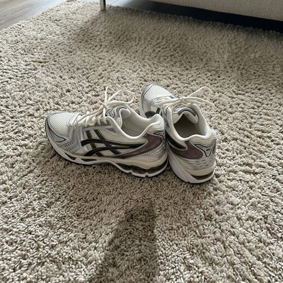 Asics GEL-Kayano 14 Cream Metallic Plum, Kundenfoto auf dem Teppich