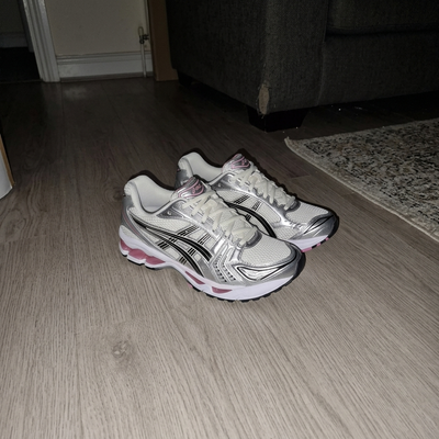 Asics GEL-Kayano 14 Cream Sweet Pink, Kundenfoto im Flur