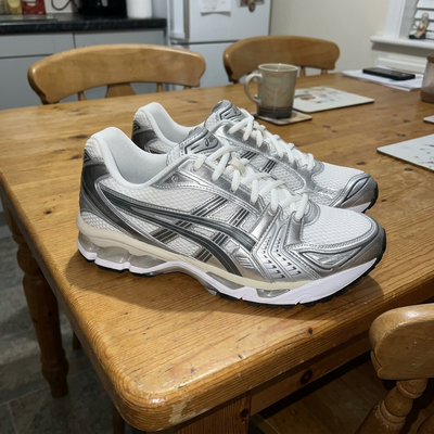 Asics GEL-Kayano 14 White Graphite Grey, Kundenfoto auf dem Kuechentisch