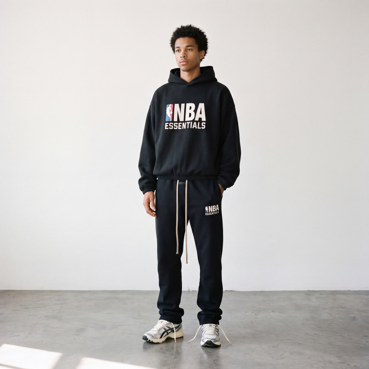 Fear of God Essentials x NBA SS25 mustat collegehousut