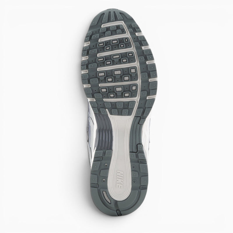 Nike P-6000 lt smoke grey/metallic silver/phantom