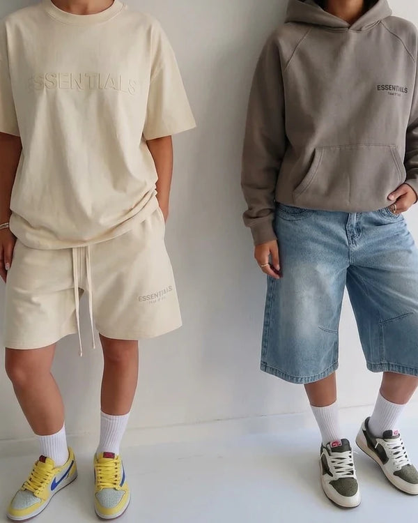 Zwei Fits mit Essentials Tee-Set und Essentials Hoodie zu Denim-Shorts