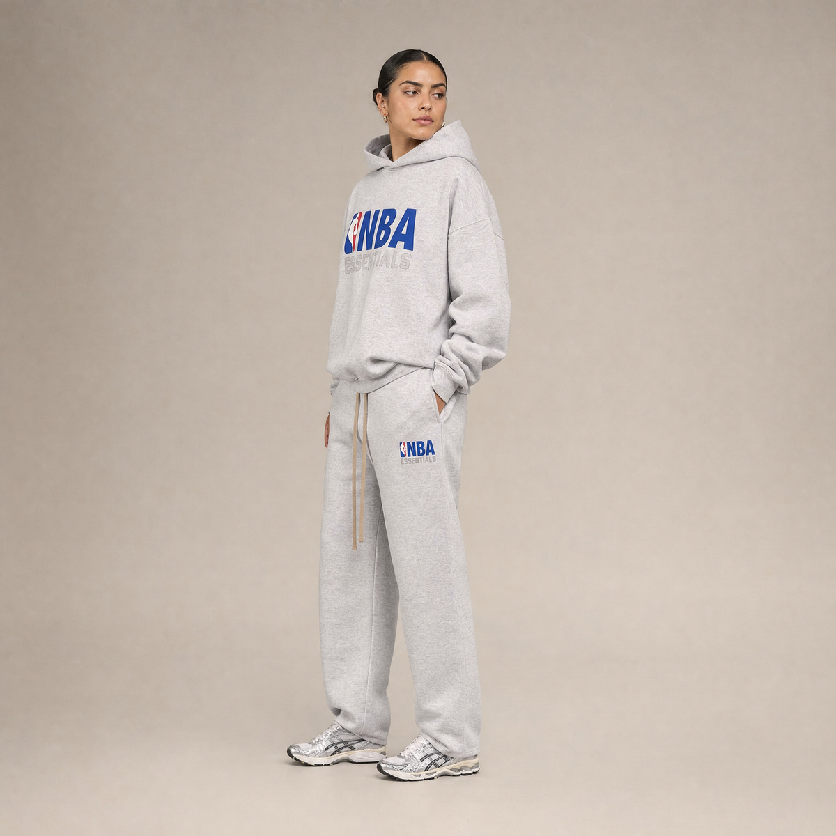 Fear of God Essentials x NBA FW24 Light Heather rennot collegehousut