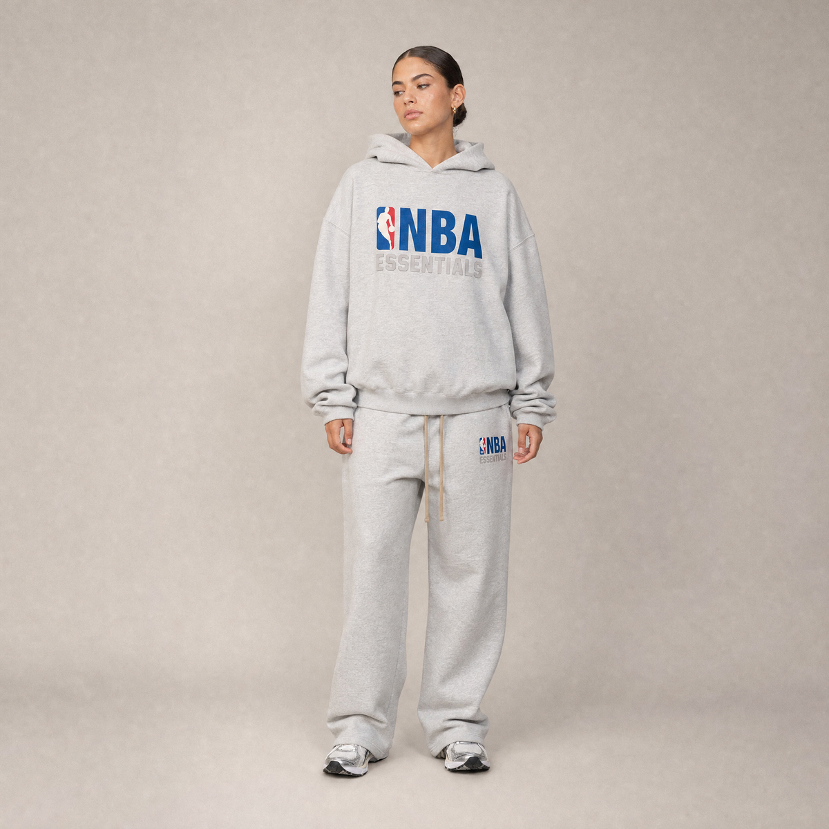 Fear of God Essentials x NBA FW24 Light Heather rennot collegehousut