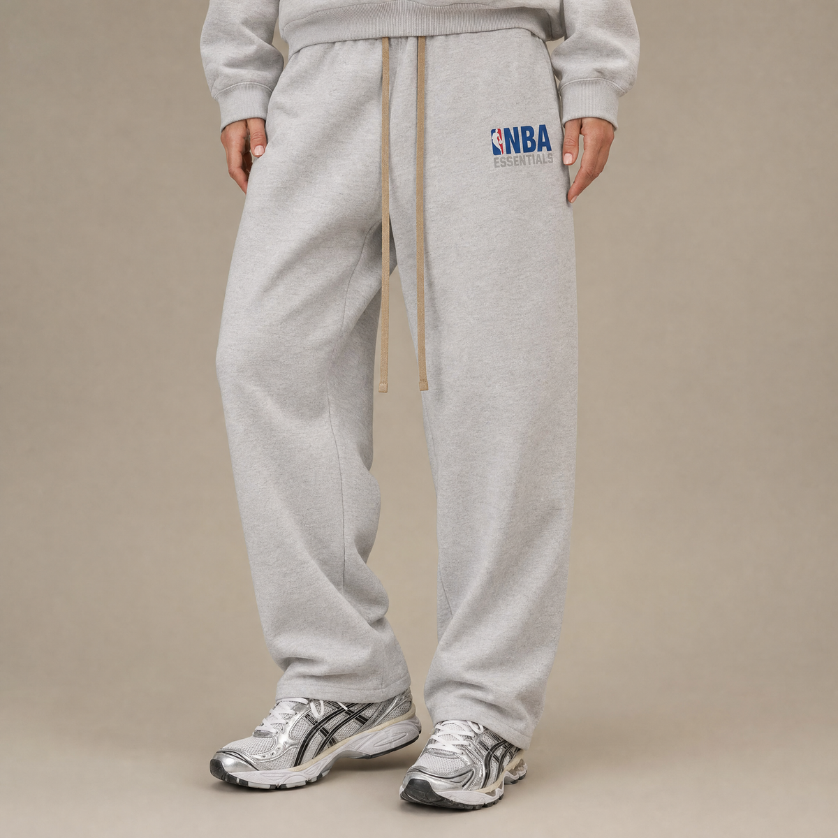 Fear of God Essentials x NBA FW24 Light Heather rennot collegehousut
