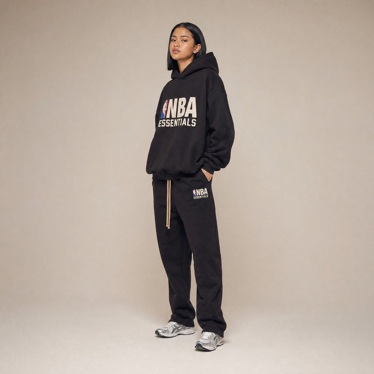 Fear of God Essentials x NBA SS25 mustat collegehousut