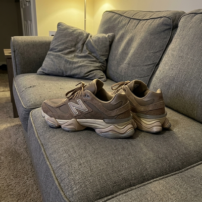 New Balance 9060 PB Mushroom, Kundenfoto auf dem Sofa