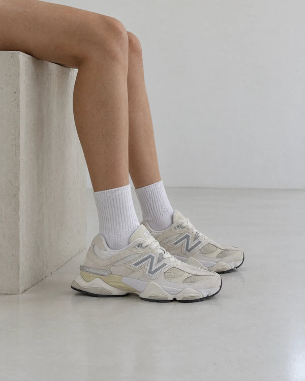 New Balance 9060 Sea Salt Moonbeam getragen