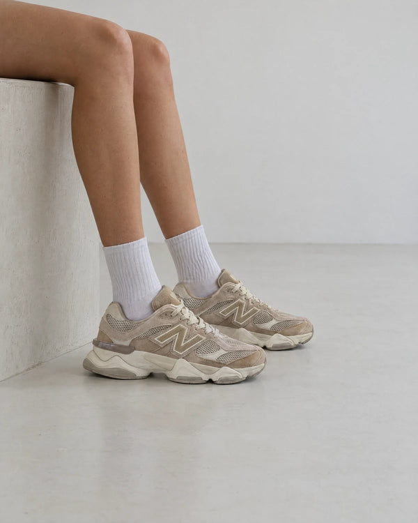 New Balance 9060 Arid Stone Mushroom getragen